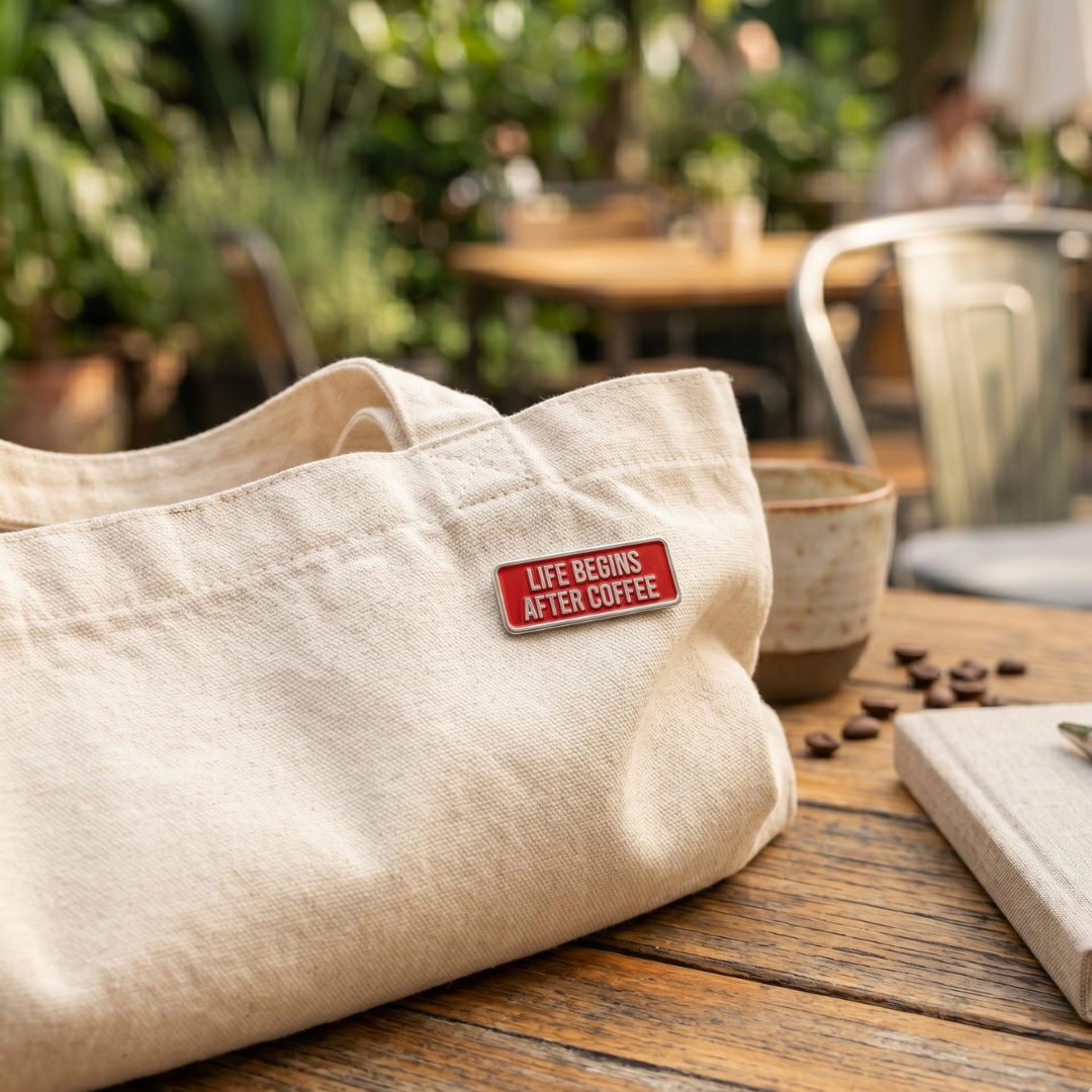 Kaffee-Pin Life Begins After Coffee (Rot) – Bild 3